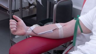 Una persona donando sangre