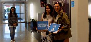 Ana Brenlla Gerpe se convirti� en la visitante n�mero diez millones del centro comercial. 