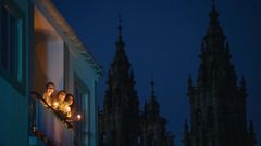 Un grupo de j�venes salen al balc�n con velas en las inmediaciones de la catedral de Santiago.