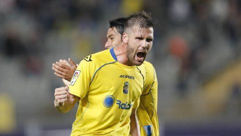 Ortu�o celebra un gol con Las Palmas