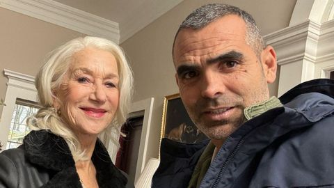 Aquí aparece junto a la actriz Helen Mirren