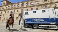 Miembros de las patrullas de caballer�a del operativo �Lumes� en la plaza de la Compa��a de Monforte