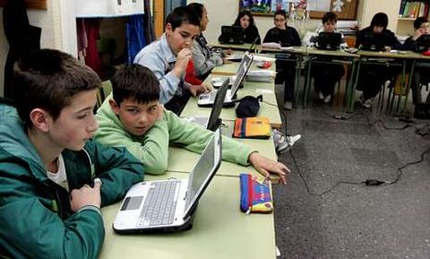 Los ordenadores (en foto de archivo, en una clase de Vite) dan otra din�mica a los colegios.