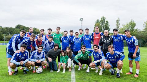 La plantilla del Real Oviedo posa con Carlota y sus padres