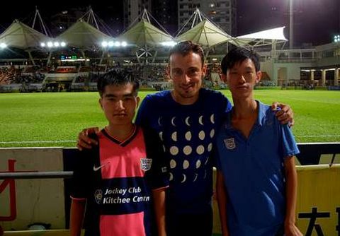 Dani Cancela, con dos aficionados del Kitchee.