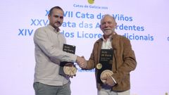 Ganadores en las categoras de mejor vino tinto y blanco.