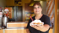 Montse Pichel, hija de los fundadores de la gofrería 5 y Pico, en el paseo de Silgar, regenta el negocio junto a su pareja, Laura.