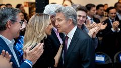 El l�der del PP, Alberto N��ez Feijoo, saludando a la diputada Cayetana �lvarez de Toledo durante un acto de precampa�a en Madrid