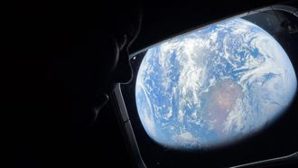 Un astronauta de la misi�n Artemis 2 observa la Tierra