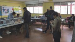 Asturianos votando en un colegio electoral en las elecciones municipales, regionales y europeas de 2019
