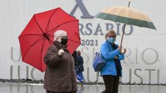 Imagen de archivo de gente en el entorno del hospital de Lugo