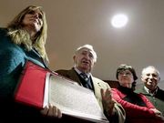 Alonso Montero recibiu onte as cartas de mans da neta do fusilado.