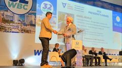 Abuelo, a la izquierda, recibiendo el premio en el congreso celebrado en Cancn (Mxico)