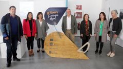 Susana Rodr�guez (tercera por la izquierda) con otros asistentes a la presentaci�n de los Premios Econom�a Azul, celebrada en el Museo do Mar de Noia