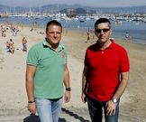 El empresario, en verano en Baiona con su delegado gallego.