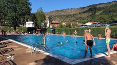 La piscina de Rioseco ayuda a combatir el calor en el Alto Nal�n.La piscina de Rioseco ayuda a combatir el calor en el Alto Nal�n 