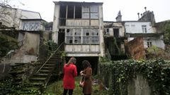 La fachada interior de una de las casas se conforma por una cristalera de madera