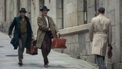 Juanjo Ballesta y Miki Esparb�, en una escena de �Un hombre de acci�n� grabada en las calles de Vigo
