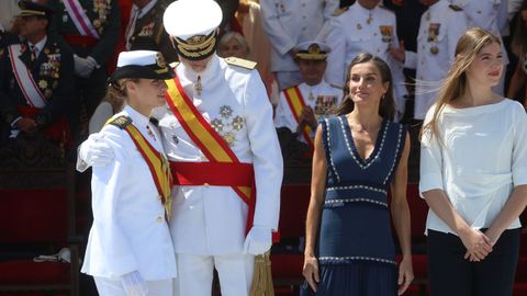 La reina Letizia observa al rey y a la princesa Leonor en un momento del solemne acto que ha tenido lugar en Marín