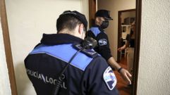 Foto de archivo de la Polic�a Local de Santiago interviniendo ante las quejas vecinales por ruido en pisos, en el arranque del curso pasado.
