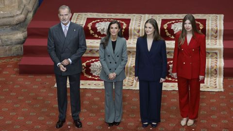 Los reyes Felipe VI y Letizia junto a la princesa Leonor (2d) y la infanta Sof�a (d) reciben en audiencia a los galardonados con los �Premios Princesa de Asturias 2025�, acompa�ados por los presidentes de los jurados y los miembros de los Patronatos de la Fundaci�n Princesa de Asturias. este viernes en la capital asturiana, horas antes de la ceremonia de entrega de los Galardones