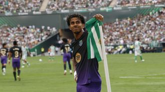 Lamine Yamal celebra el primer gol del partido ante el Betis