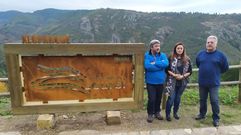 El alcalde de Quiroga, a la derecha, junto al panel indicativo del pliegue de Campodola