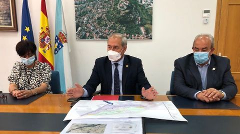 Tom�, en el centro, dio a conocer este jueves la licitaci�n de las obras