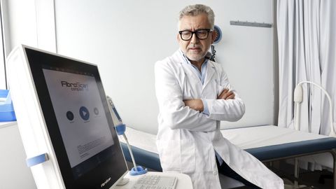 El doctor Gonzlez en su consulta del HULA.