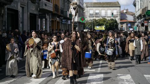 El multitudinario desfile escolar de entroido de Xinzo llen las calles del municipio