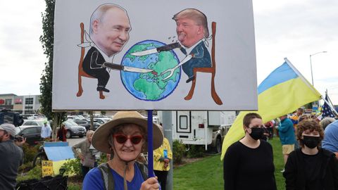 Una mujer sostiene un cartel durante una protesta en Anchorage.