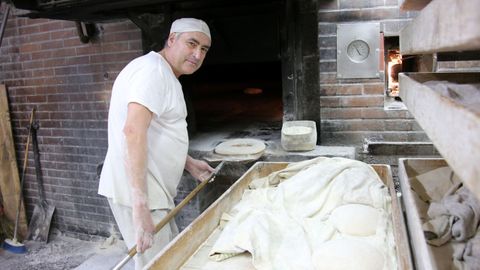 Manolo aprendi� a amasar pan antes que a leer. El horno de Rabizas era su vida