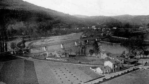 Vista del ro y barrio del Naln, en Trubia