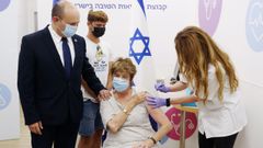 El Primer Ministro, Naftali Bennett, acompa�� a su madre a recibir la tercera dosis de la vacuna este martes