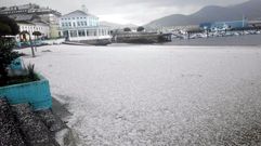 El granizo ti�� de blanco la playa de Celeiro en Viveiro