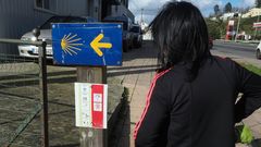 El cartel, algo descolorido, est� colocado en la pista que baja el interior de la aldea de Pazos