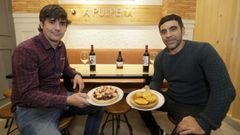 Francisco y Javier Fraga, en su local de Riazor.