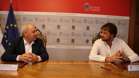El presidente de la Diputación, a la izquierda, con Rigueira en la firma del convenio