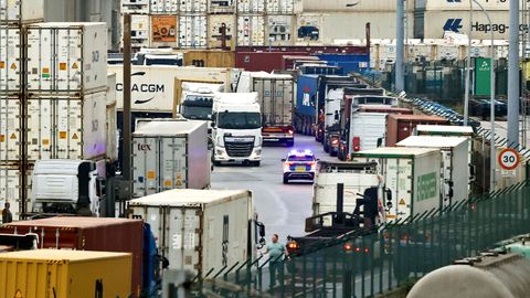 Colas de camiones para acceder a la terminal de contenedores el jueves de la semana pasada.