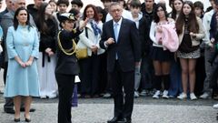 El presidente, este lunes, habla con una oficial ante su esposa Margarida Maldonado