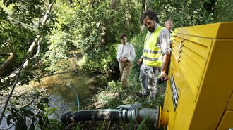 La alcaldesa de Viveiro con personal de Viaqua inspeccionando el cauce del Landro