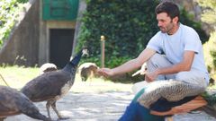 Nicol�s Aneiros este lunes dando de comer a los pavos del parque Reina Sof�a, en Ferrol.