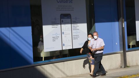 Vecinos de Carballo con mascarilla este sábado, horas antes de que entre en vigor la norma de su obligatoriedad