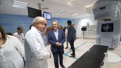 El jefe de servicio de Oncologa, el doctor Sergio Vzquez, con elconselleiro de Sanidade, Antonio Gmez Caamao, en Radioterapia del HULA.