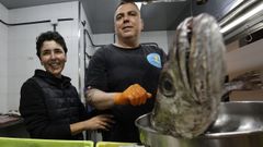 José do Inglés y Patricia Álvarez, este viernes en el puesto de Pescadería As Monxas