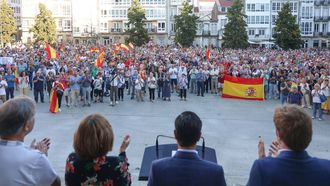 Concentraci�n en Ferrol en apoyo a Ceuta, con el alcalde (segundo por la derecha, de espaldas) durante la lectura de la declaraci�n institucional de la FEMP