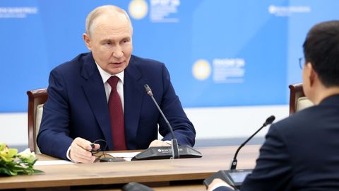 El presidente ruso, Vladimir Putin, en una reuni�n con el vicepresidente chuno, Han Zheng, en San Petersburgo. 