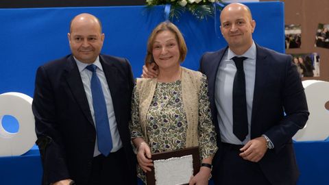 Mara Dolores Rama fue elegida por sus compaeros como ganadora del premio Ramn Doval, por representar los valores corporativos de la empresa. Junto a ella posaron el director general de Congalsa, Luis Migue Simarro, y el director comercial y de mrketing, Julio Simarro.