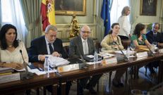 El ministro Crist�bal Montoro, ayer entre los secretarios de Estado Antonio Beteta y Marta Fern�ndez Curr�s. 