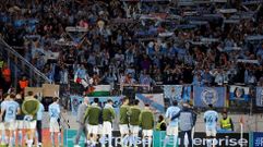 Los jugadores del Celta, en el momento de saludar a su afici�n en la grada visitante del Europa-Park Stadion de Friburgo.